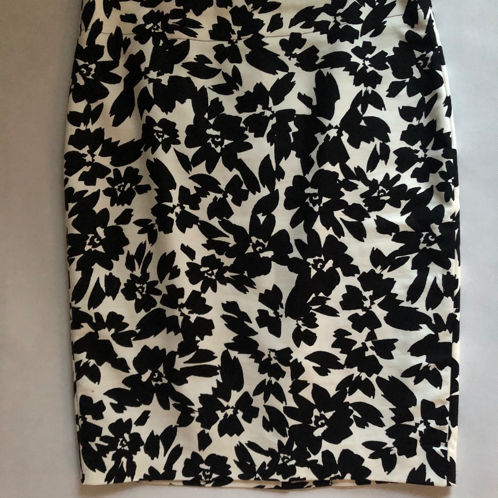 LOFT Black/White print pencil skirt